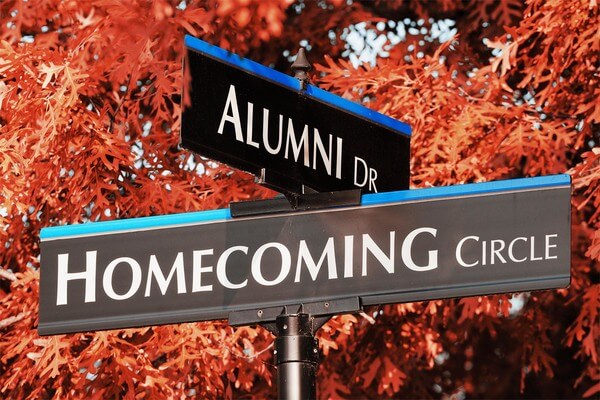 a sign saying Homecoming Circle and Alumni Dr. 